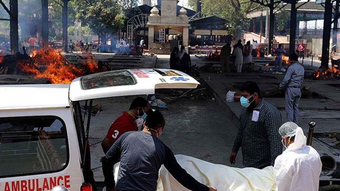 Hindistan'da Kovid-19 salgınında 4 bin 329 can kaybıyla en yüksek günlük ölüm kaydedildi