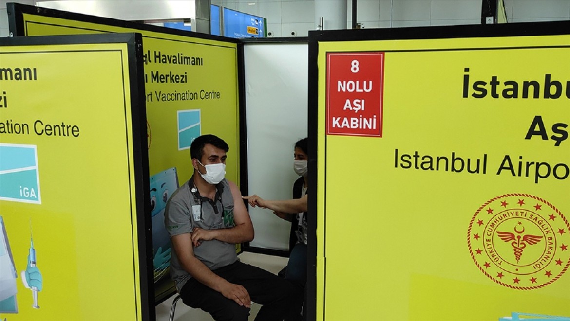 İstanbul Havalimanı'nda Türk yolculara Kovid-19 aşısı yapılmaya devam ediyor
