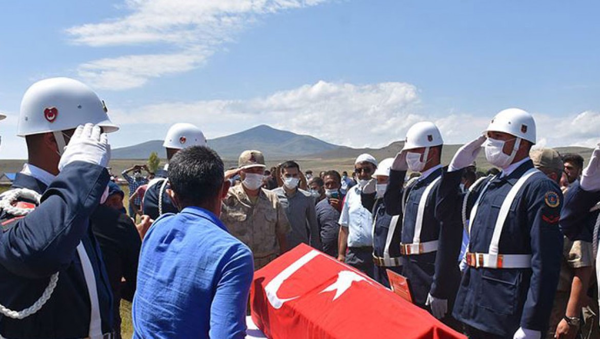 İzmir'de hayatını kaybeden asker Kars'ta son yolculuğuna uğurlandı