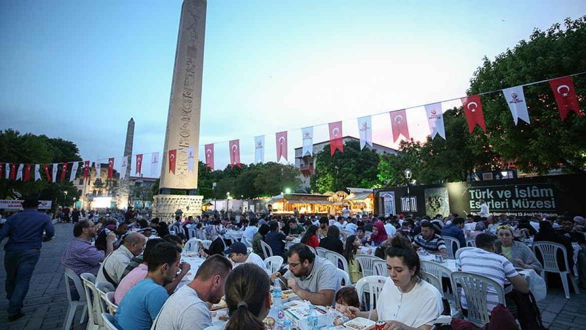 Türkiye Ramazanın İlk Gününde İftar Sofralarında Buluştu