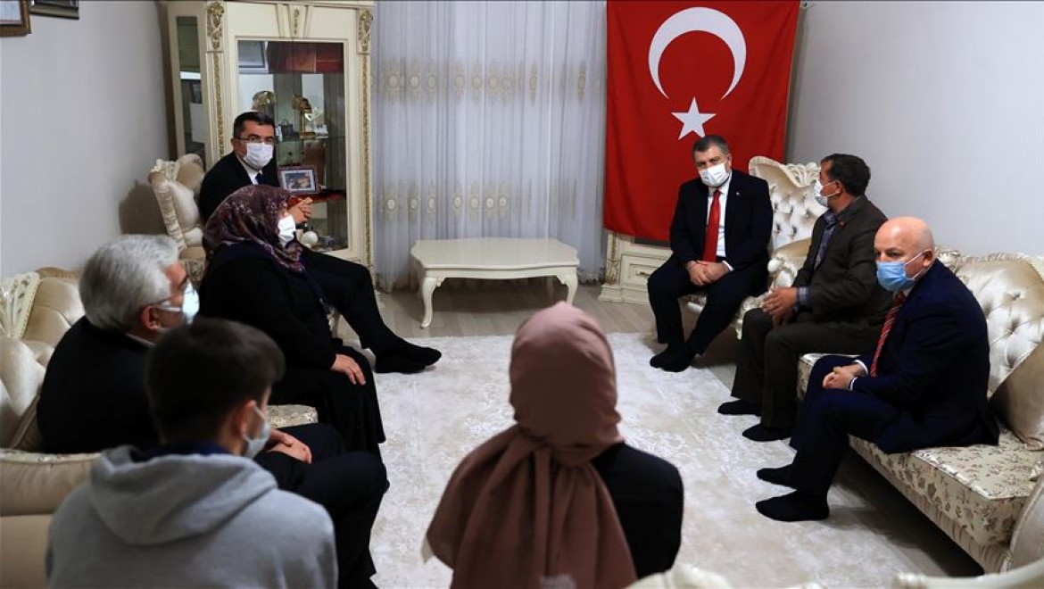 Sağlık Bakanı Koca'dan, Afrin şehidi sağlıkçı Burak Tatar'ın ailesine ziyaret