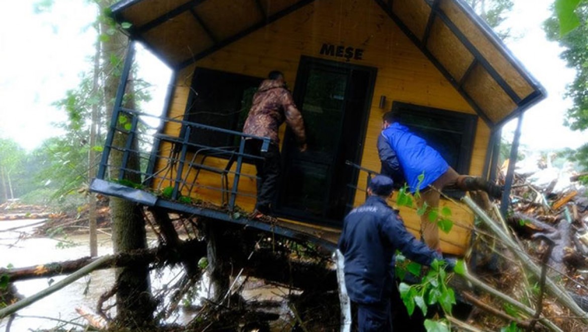 Kırklareli'nde taşkın nedeniyle ormanda mahsur kalan 2 kişi kurtarıldı