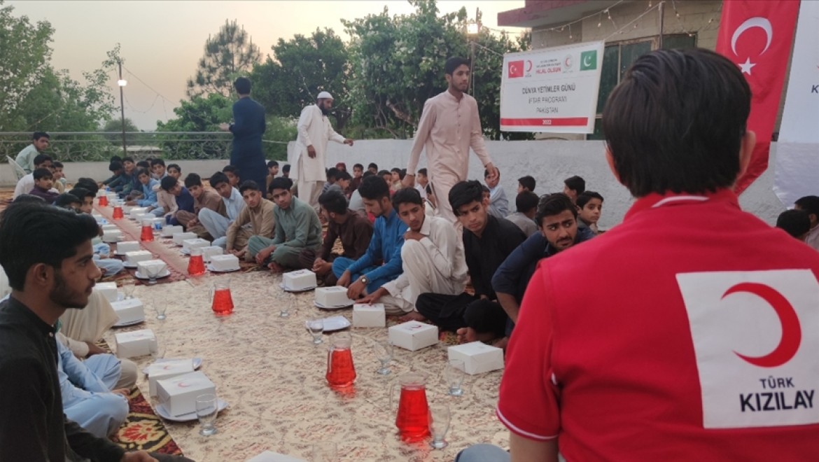 Türk Kızılay, Dünya Yetimler Günü'nde Pakistanlı 200 yetime iftar verdi