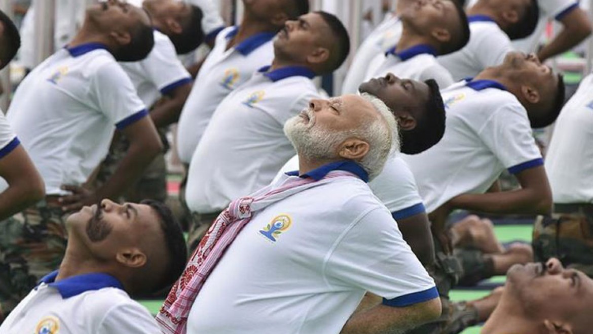 Modi 40 bin kişiyle yoga yaptı