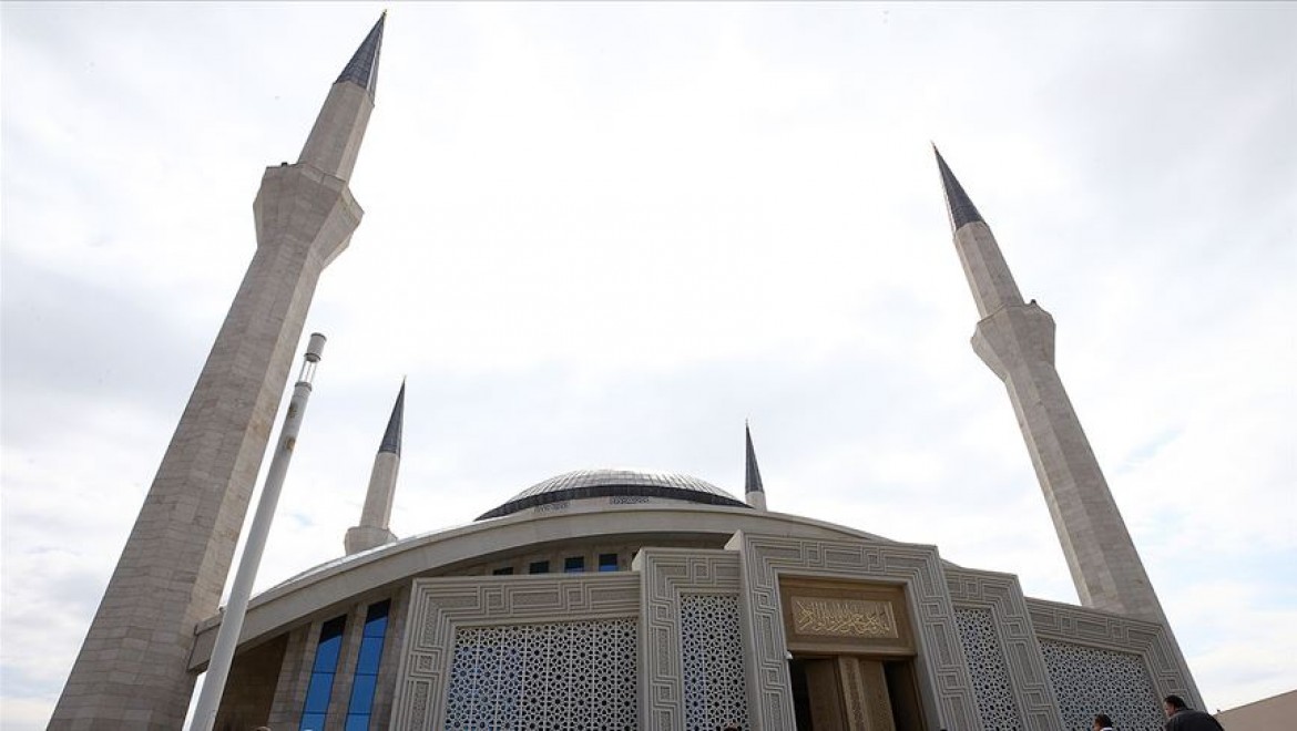 Ahmet Hamdi Akseki Camisi'nde cuma namazı kılındı