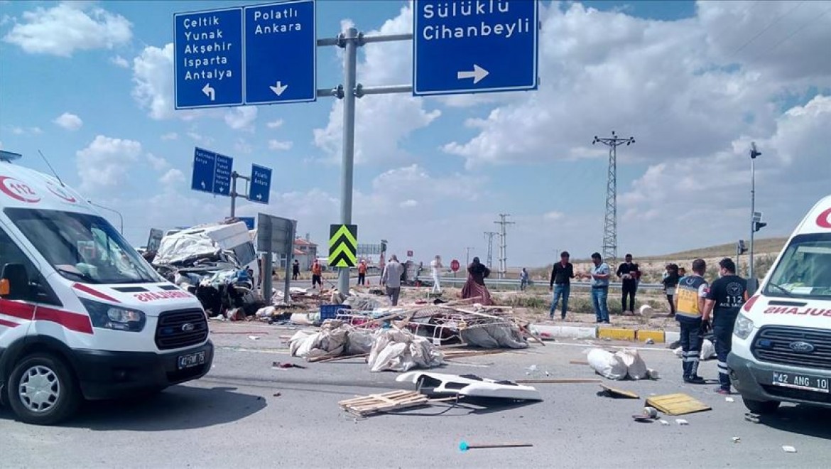 Konya'da tarım işçilerini taşıyan minibüs ile tır çarpıştı: 6 ölü