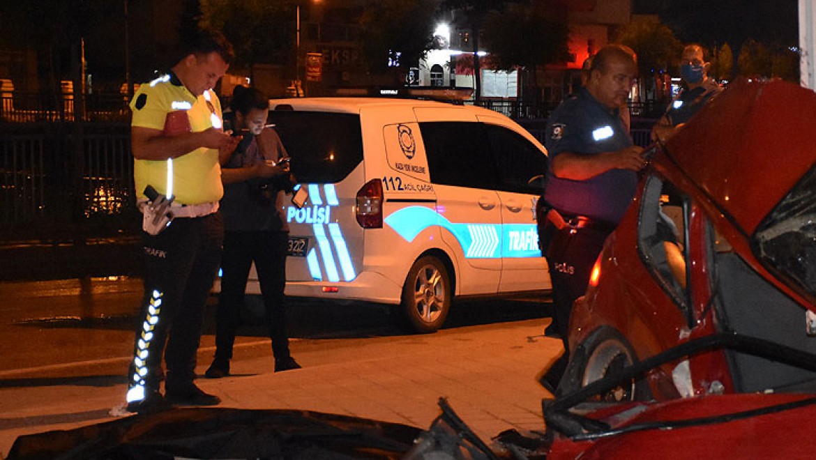 Adana'da otomobil tır dorsesine çarptı: 2 ölü 