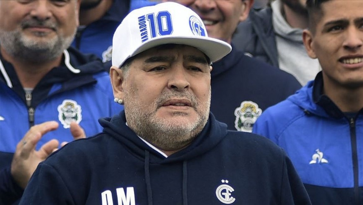 Efsane futbolcu Diego Armando Maradona hayatını kaybetti