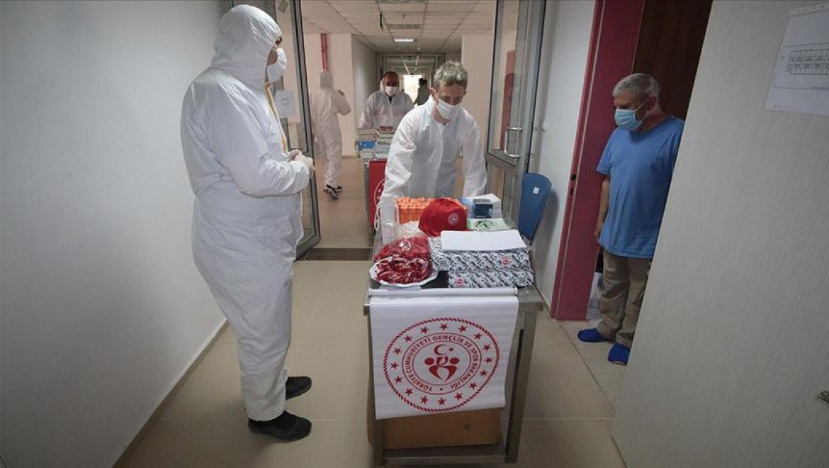 Bakan Kasapoğlu'nun hediyeleri yurtta kalan vatandaşlara ulaştırıldı