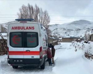 Van'da yolu kardan kapanan mahalledeki kanser hastasının imdadına ekipler yetişti