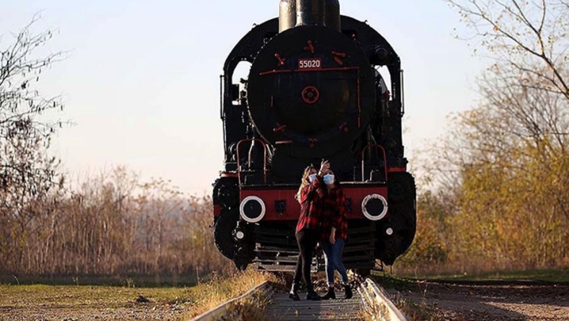 Eski tren garı hazan mevsiminde fotoğraf tutkunlarının uğrak yeri oluyor