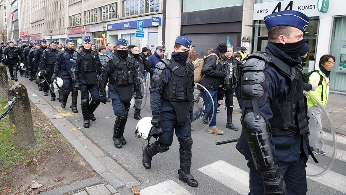 Brüksel'de Aşırı Sağcı Ve Göç Karşıtı Gösteriye Müdahale