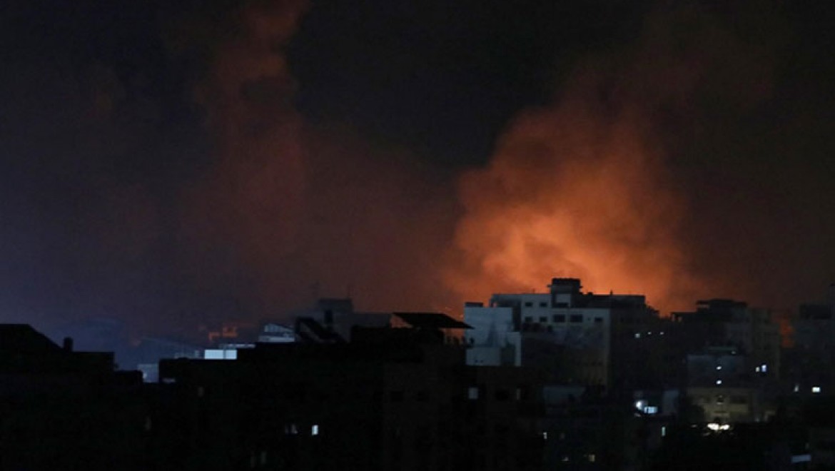İsrail'in Gazze'ye düzenlediği saldırılarda yıkılan evlerin enkazından 5 çocuk sağ çıkarıldı