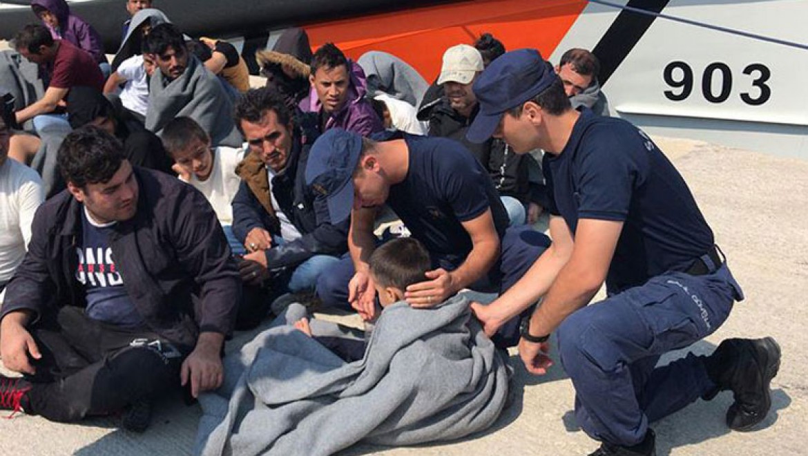 Botları batan kaçak göçmenleri Sahil Güvenlik kurtardı