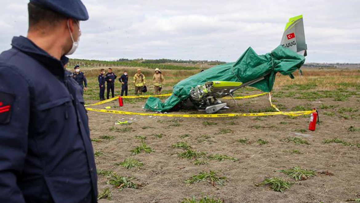 Büyükçekmece'de boş araziye düşen eğitim uçağının pilotu hayatını kaybetti