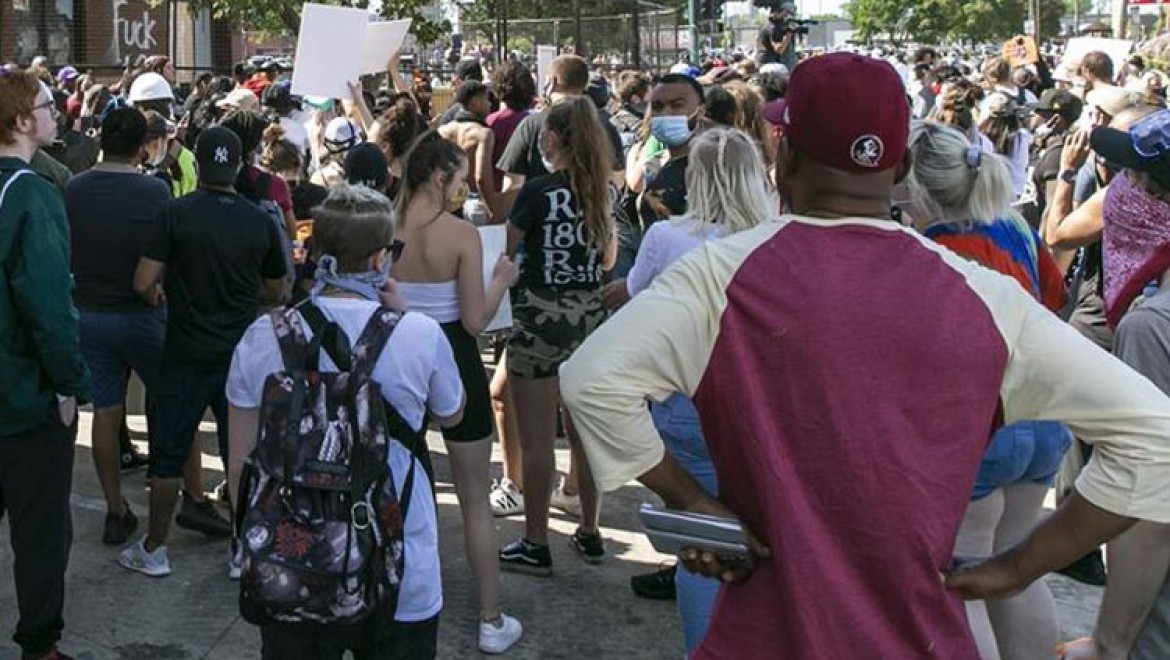 Siyahi Amerikalı Floyd'un öldürüldüğü Minneapolis'te göstericiler polis merkezini ateşe verdi