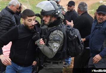 İsrail güçleri, işgal altındaki Batı Şeria'da 33 Filistinliyi gözaltına aldı