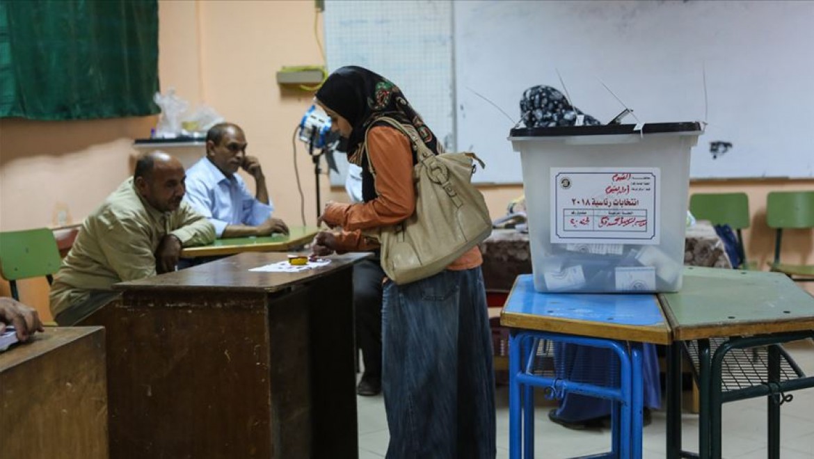 Mısır'daki seçimleri boykot eden muhalefet, rejimi sandıkta rüşvet ve usulsüzlük yapmakla suçluyor