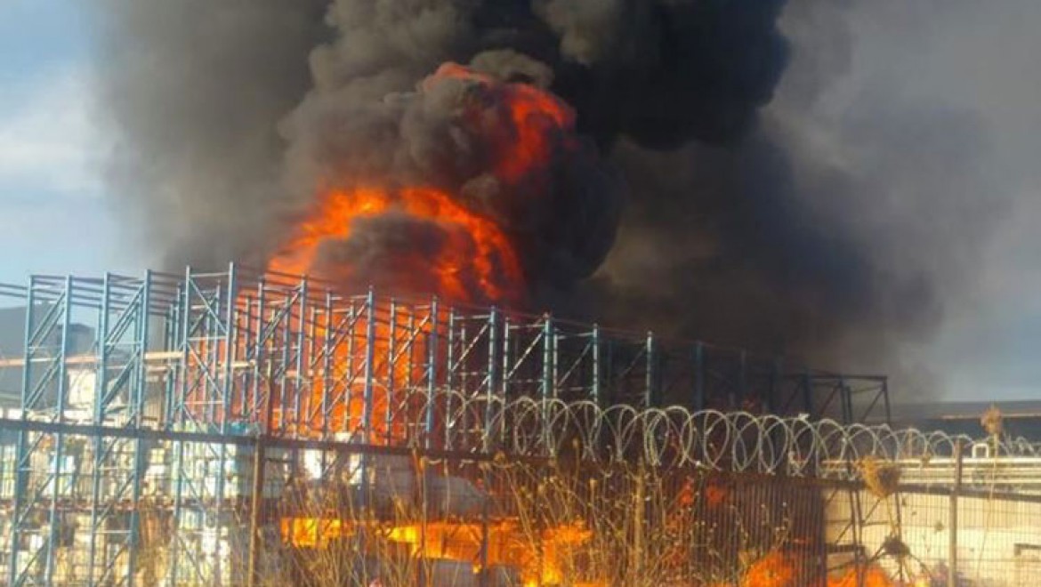 Ayvalık'ta zeytin yağı fabrikasının bahçesinde yangın