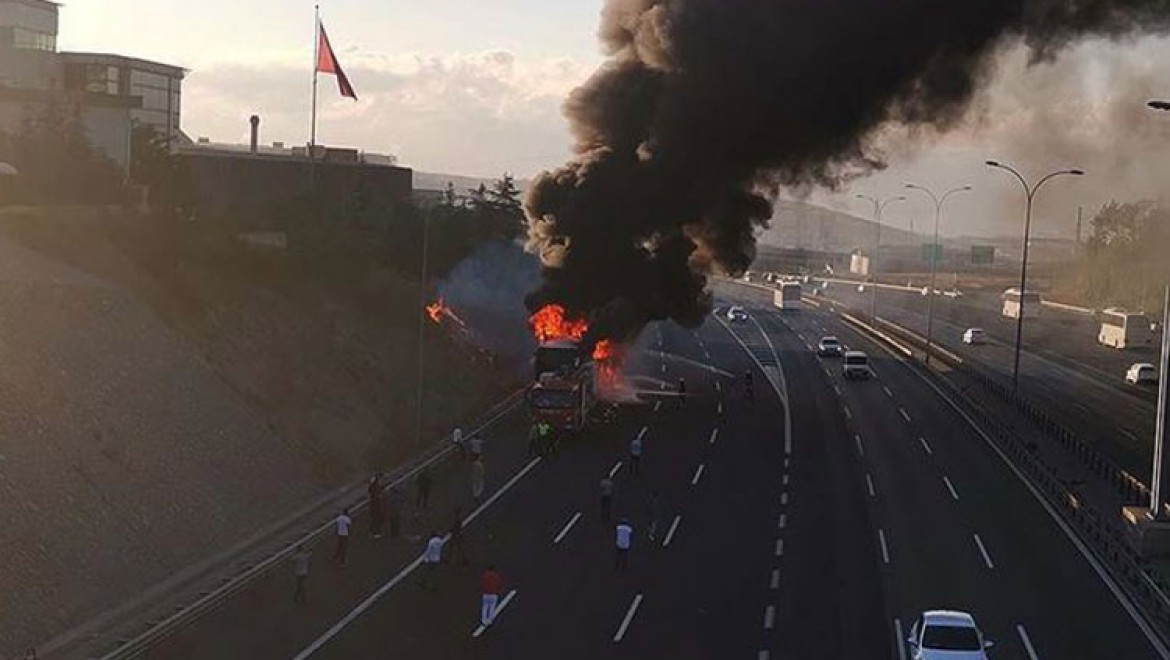 Kocaeli'de seyir halindeki yolcu otobüsü yandı
