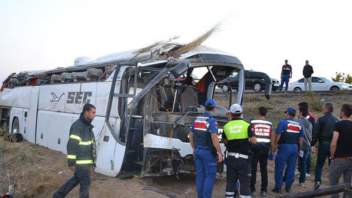 Yolcu Otobüsü Şarampole Devrildi: 6 Ölü, 43 Yaralı