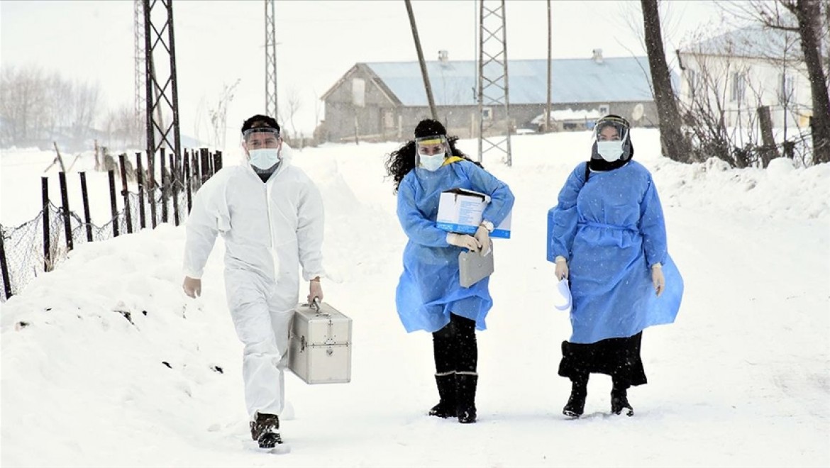 Muş'ta sağlık ekipleri karlı yolları yayan aşarak CoronaVac aşısı yapıyor