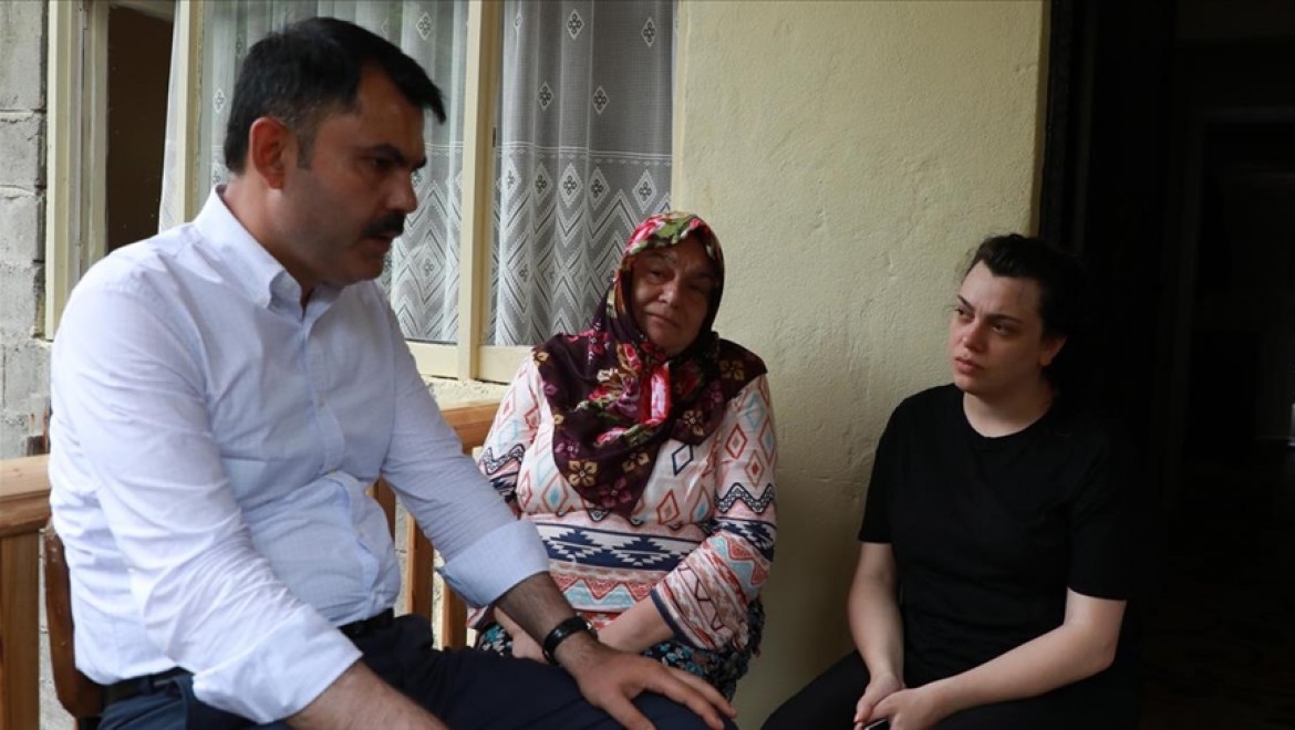 Bakan Kurum, Rize'de heyelanda hayatını kaybedenlerle kaybolan kişinin ailesini ziyaret etti