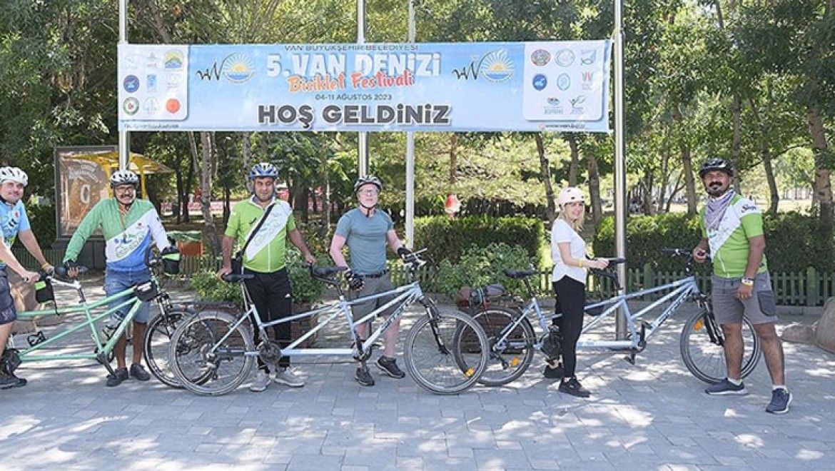 Görme engelli bisiklet tutkunları Van'daki festivale renk kattı