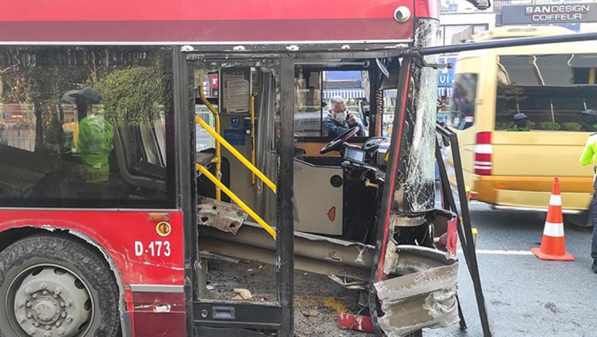 Beşiktaş'ta bariyerlere çarpan çift katlı otobüsteki bir yolcu hayatını kaybetti