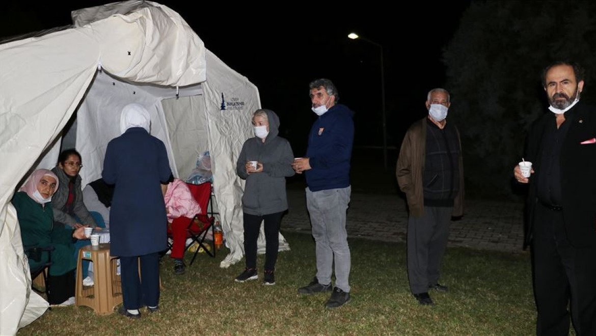 İzmir'de depremzedeler çadırda sabahlıyor