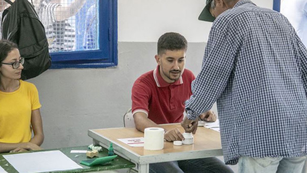 Tunus'ta seçimin ikinci turu 'Anayasa Profesörü ve tutuklu medya patronunun'