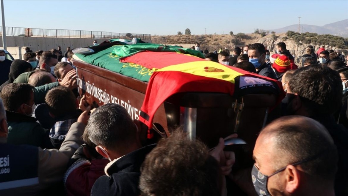 Depremde enkazdan çıkarıldıktan 28 gün sonra vefat eden futbolcunun cenazesi defnedildi