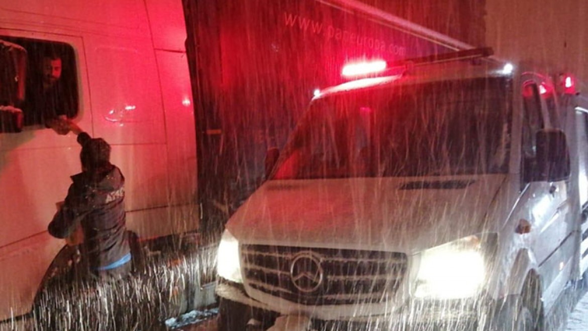 Bingöl-Diyarbakır kara yolunda kar nedeniyle mahsur kalanlara kumanya ulaştırıldı