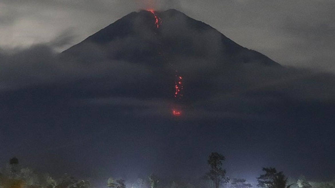 Endonezya'da Semeru yanardağında patlama