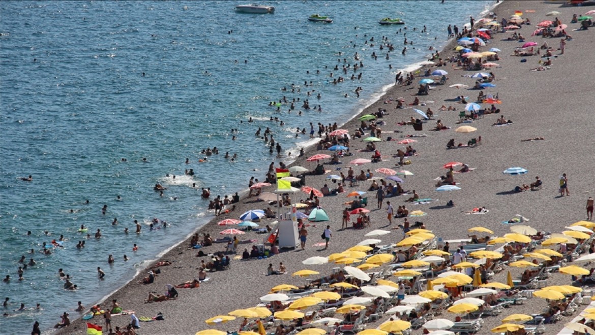 Turizm merkezlerinde bayram tatili yoğunluğu yaşanıyor