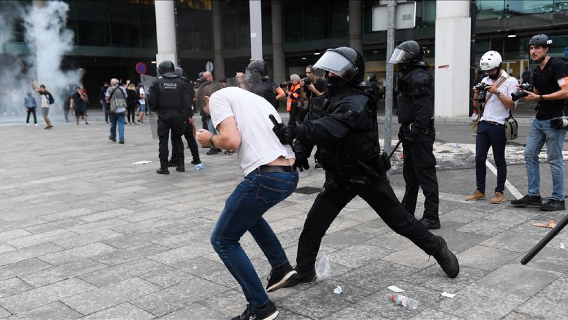 Katalan siyasetçilere verilen cezaları protesto eden göstericilere polis müdahalesi