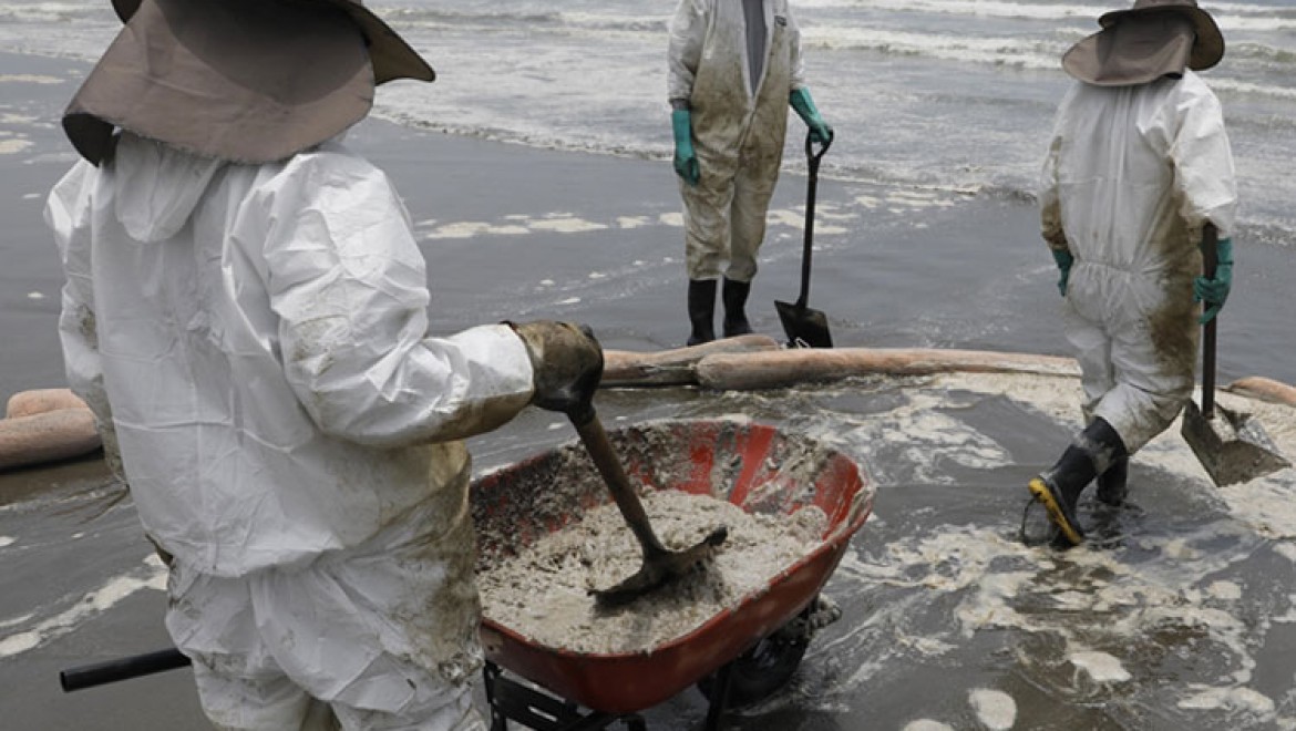 Petrol sızıntısı nedeniyle Peru'da sahiller kirlendi