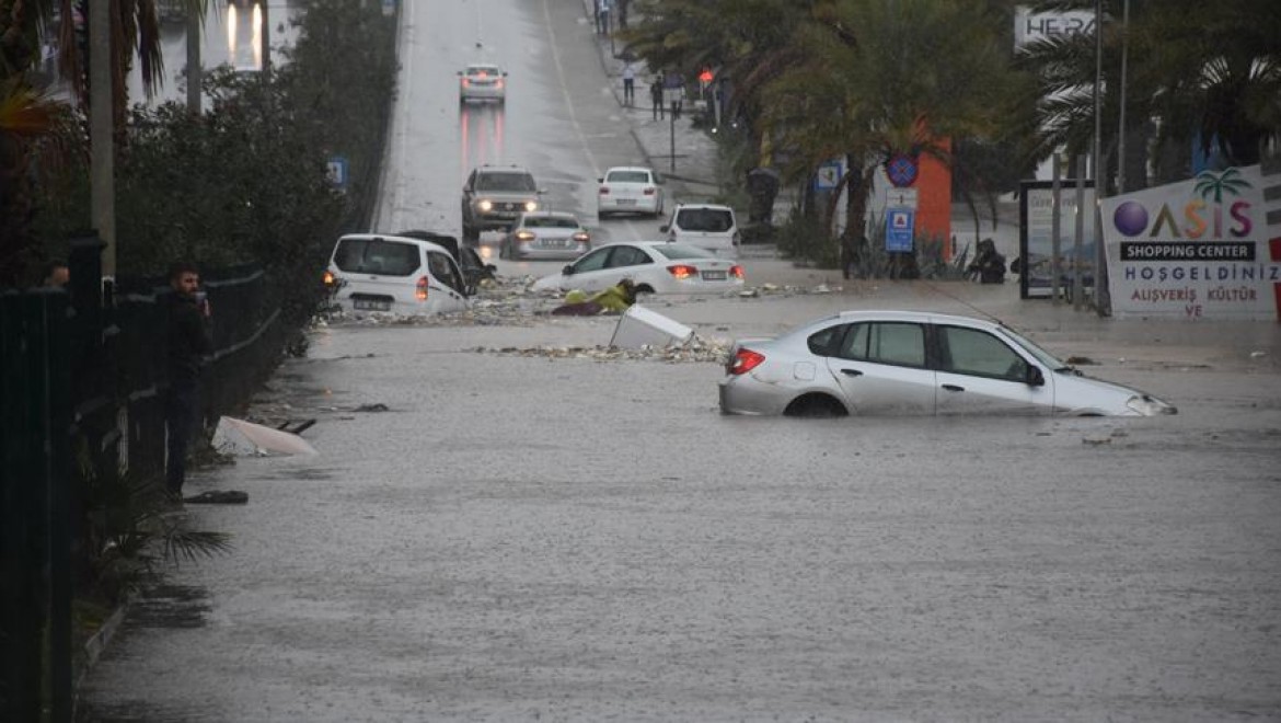 Bodrum'da Çok Sayıda Otomobil Su Altında Kaldı