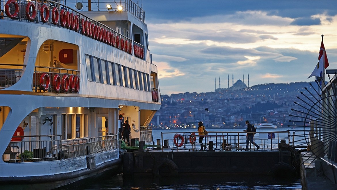 Olumsuz hava koşulları İstanbul Boğazı'nda deniz ulaşımını etkiledi