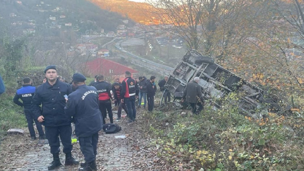 Zonguldak'ta şarampole devrilen servis aracındaki 1 öğrenci öldü, 18 kişi yaralandı