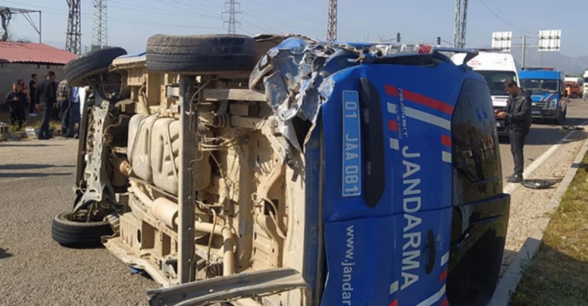 Adana'da askeri araç kaza yaptı