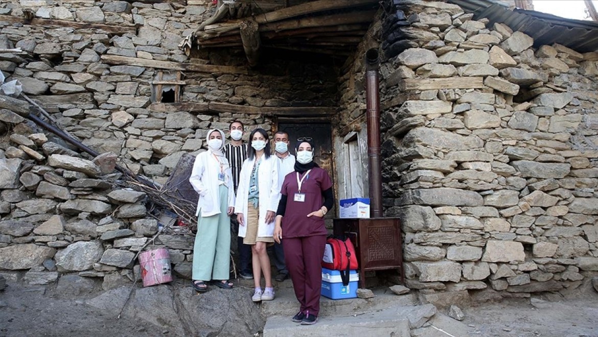 'Kovid-19 savaşçıları' köy köy gezerek vatandaşları aşılıyor