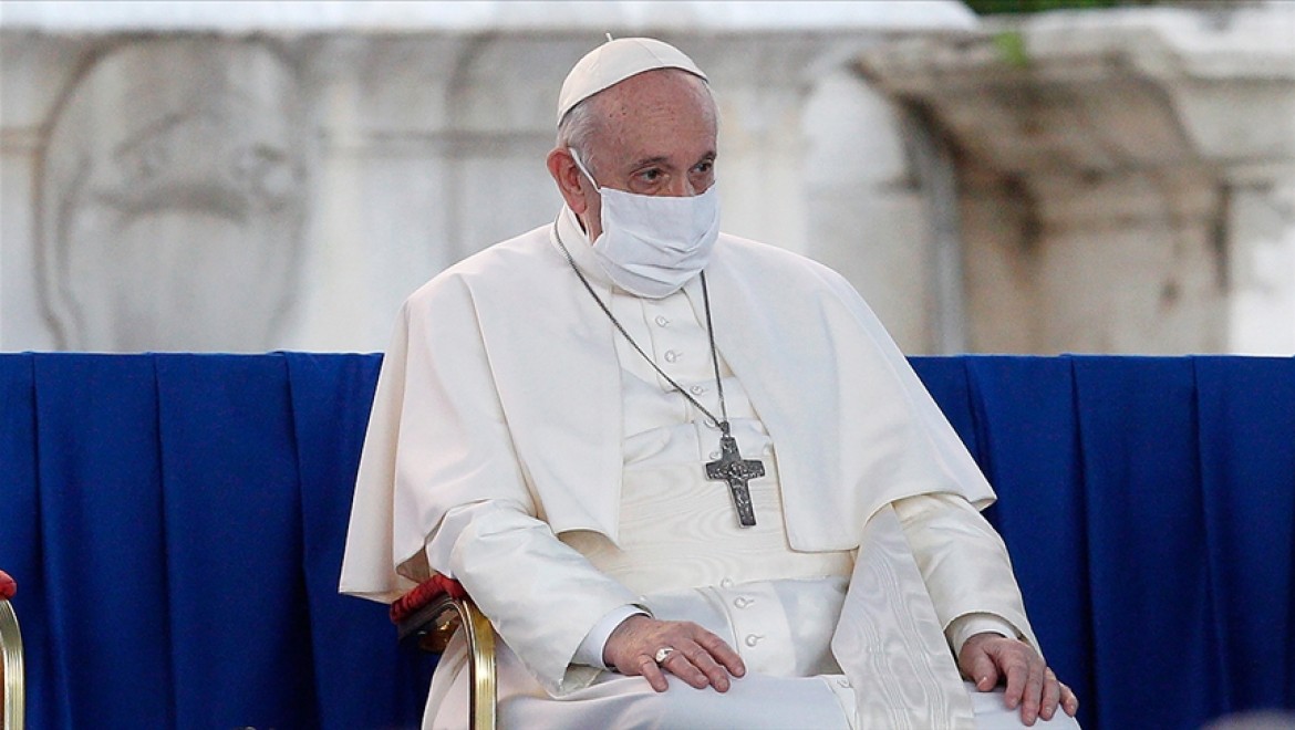 Katoliklerin ruhani lideri Papa Franciscus'a Kovid-19 aşısı yapıldı