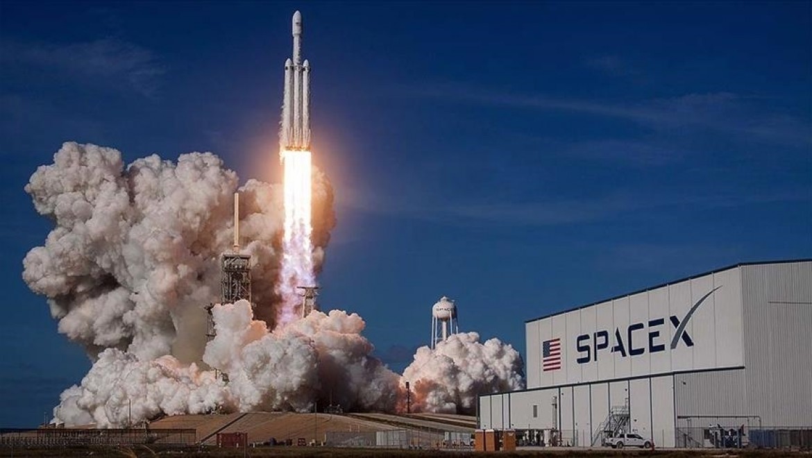 NASA astronotları Ay'a indirecek kapsülün inşası için SpaceX'i seçti