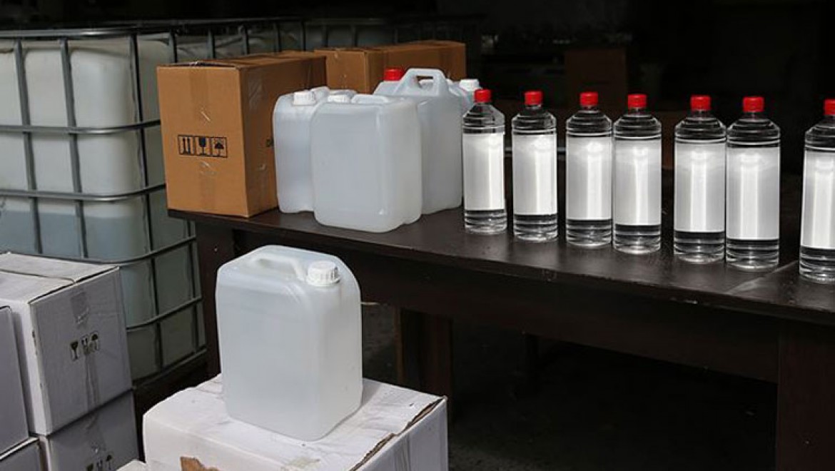 İstanbul'da sahte içki yapımında kullanılan 15 ton malzeme ele geçirildi