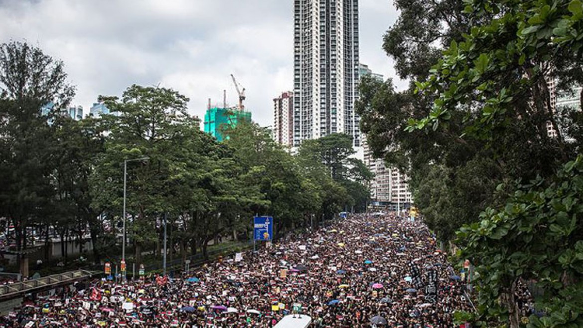 Hong Kong'da göstericiler kamu binaları önünden çekildi