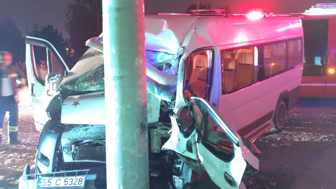 Samsun'da minibüs direğe çarptı : 1 yaralı