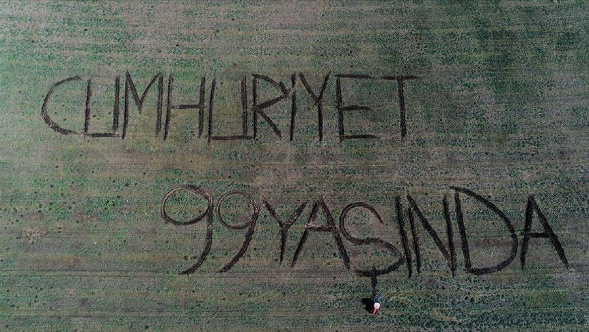 Kırklareli'nde bir çiftçi tarlasına traktörüyle "Cumhuriyet 99 yaşında" yazdı