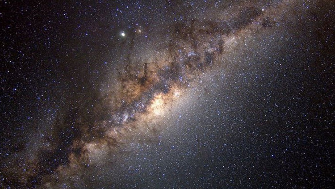 Dünya, Samanyolu Galaksisi'nin merkezindeki süper kütleli kara deliğe sanılandan daha yakın