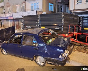 Samsun'da otomobil trafoya çarptı